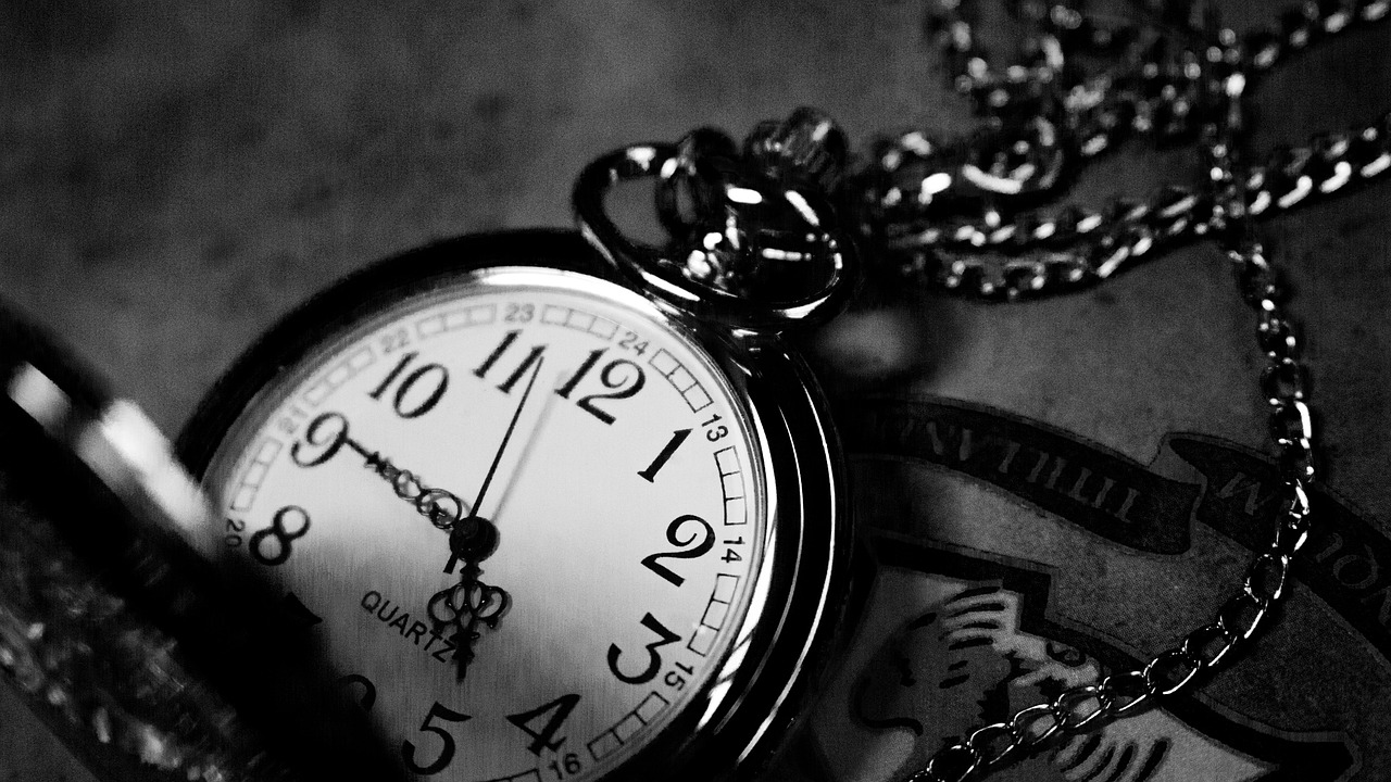 vintage, clock, black and white-2583549.jpg